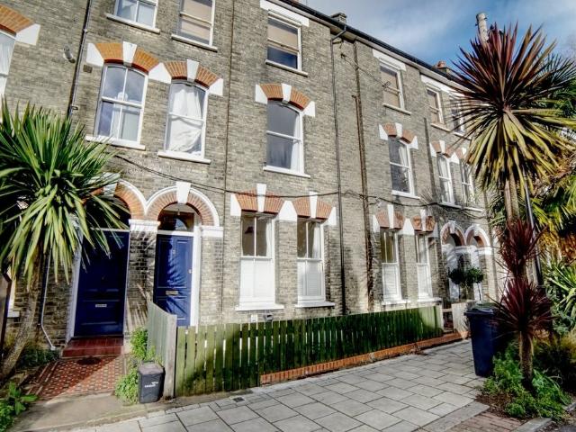 2 Bedroom Apartment to Rent in Bonnington Square, London, SW8