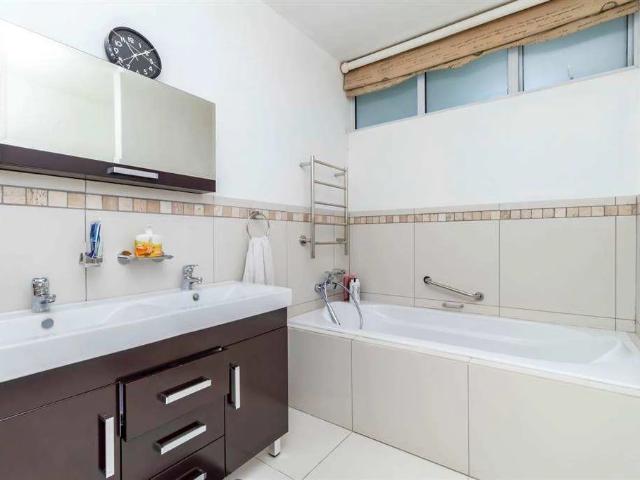 2 Bedroom Apartment to Rent in Benmore Gardens