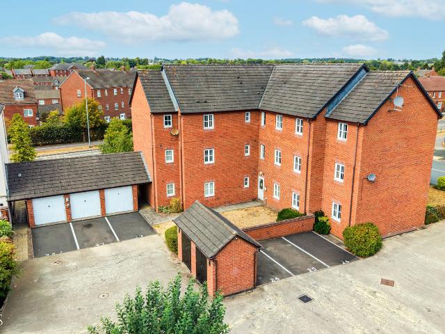 2 bedroom Apartment to rent in Burwaye Close, Lichfield, Staffordshire