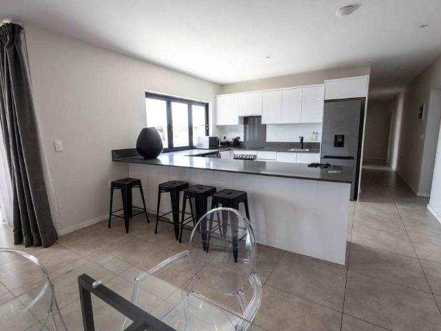 2 Bedroom Apartment to Rent in Greenside