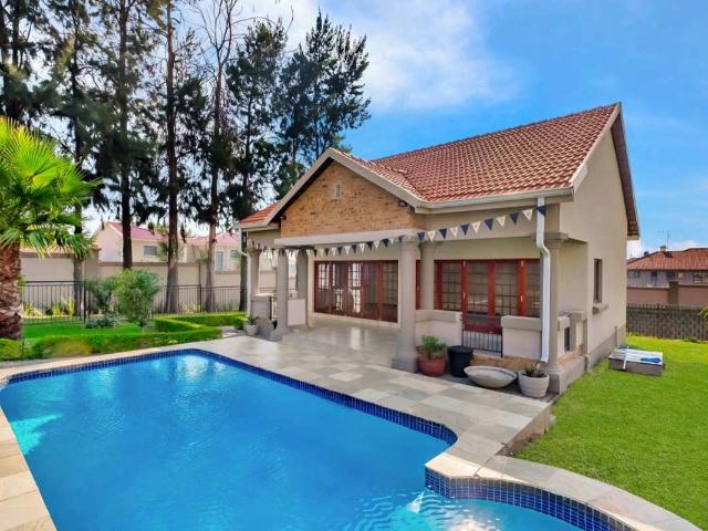 2 Bedroom Apartment to Rent in Fourways