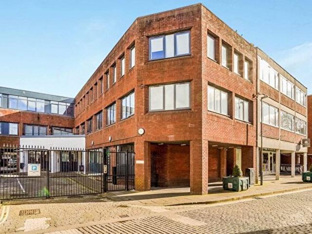 2 Bedroom Apartment To Rent In Kings Court, George Street, HP20