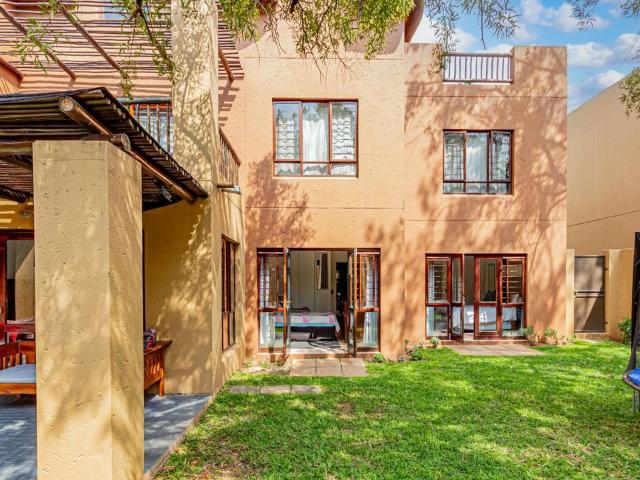 2 Bedroom apartment rented in Lonehill, Sandton