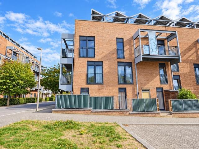 2 Bedroom Apartment to Rent in Milton Keynes, MK9 4AW