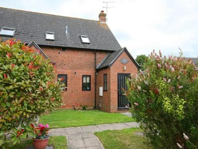 2 Bedroom Apartment To Rent In Poplars Close, Stone, HP17