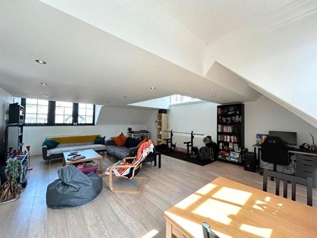 2 Bedroom Apartment To Rent In Penthouse Apartment Knighton Drive, Leicester, LE2