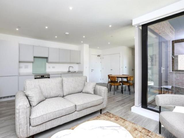 2 bedroom apartment to rent Medway Street, Chatham, Kent, ME4