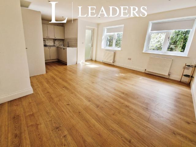 2 bedroom apartment to rent Station Avenue, Southend on Sea, Essex, SS2