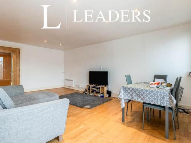 2 bedroom apartment to rent The Oaks Square, Epsom, KT19