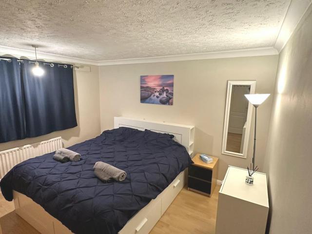 2 Bedroom Apartment Uxbridge Uxbridge 73087684