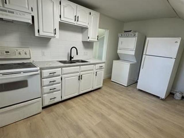 2 Bedroom Apartment Upper Unit for rent in Chatham at 221 Selkirk