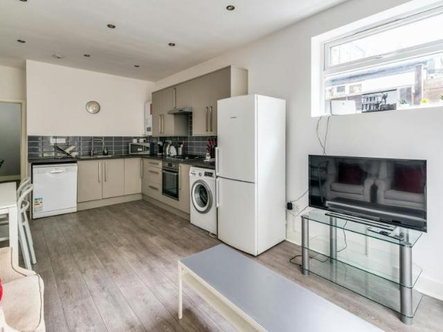 2 Bedroom Apartment Wembley Wembley 102247490