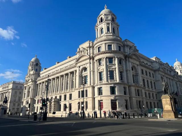 2 Bedroom Apartment Whitehall London 102596662