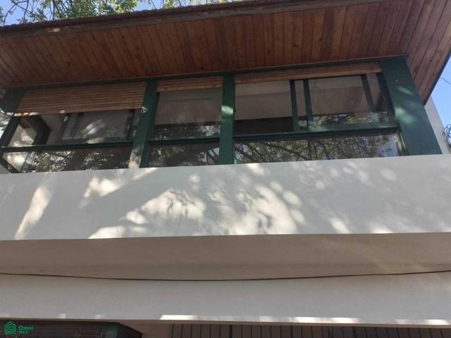 2 bedroom apartment with closet and desk, unique on the top floor to the front