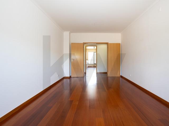 2 bedroom apartment with a garage in Caxias, Oeiras