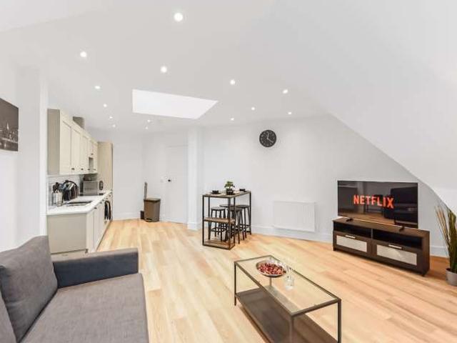 2 Bedroom Apartment with Balcony, East Croydon