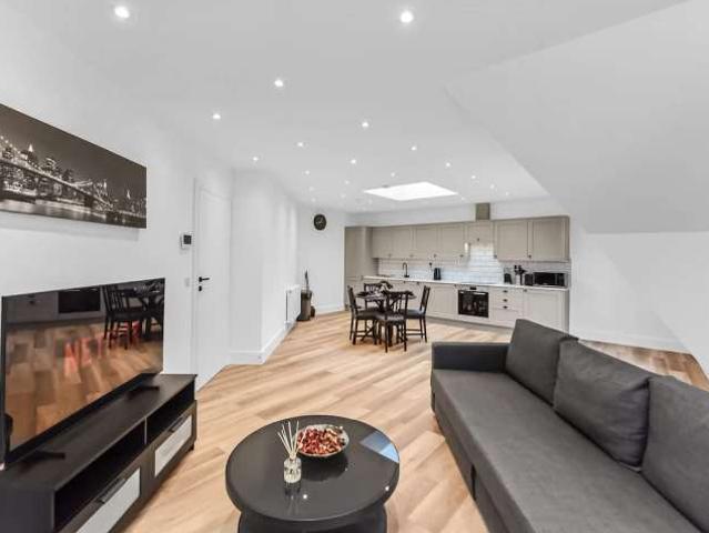2 Bedroom Apartment with Balcony, East Croydon