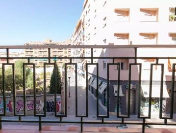 2 bedroom apartment with balcony for rent in Granada Centro