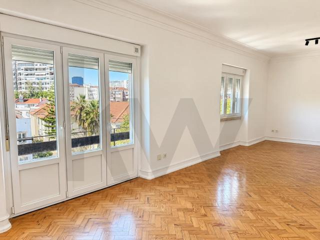 2 Bedroom Apartment with Balcony in Campo de Ourique