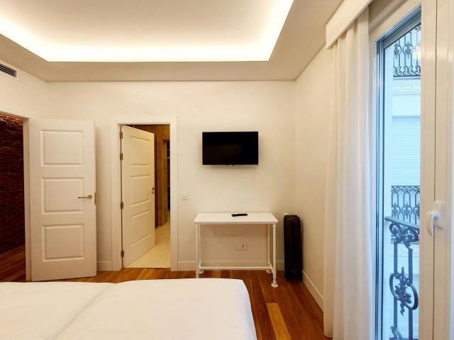 2 Bedroom Apartment with Balcony in Centro, Madrid Amsterdam Apartments for Rent