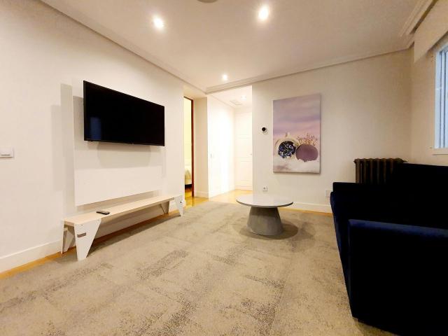 2 Bedroom Apartment with Balcony in Centro, Madrid Amsterdam Apartments for Rent