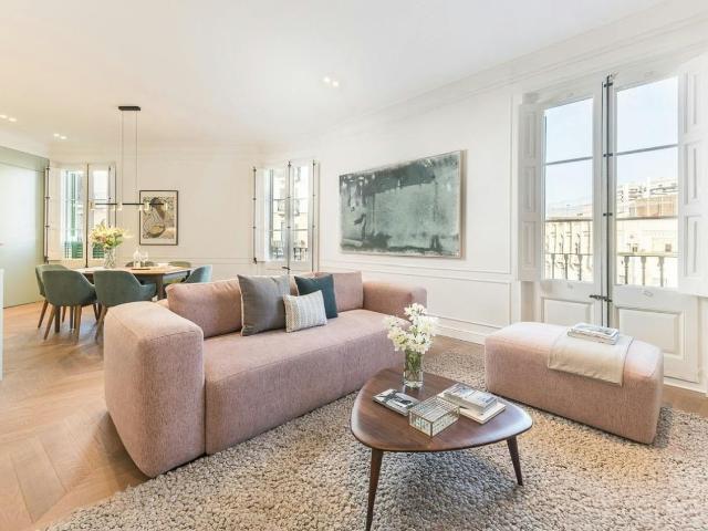 2 Bedroom Apartment with Balcony in Eixample, Barcelona Amsterdam Apartments for Rent