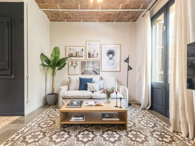 2 Bedroom Apartment with Balcony in Sagrada Familia, Barcelona Amsterdam Apartments for Rent