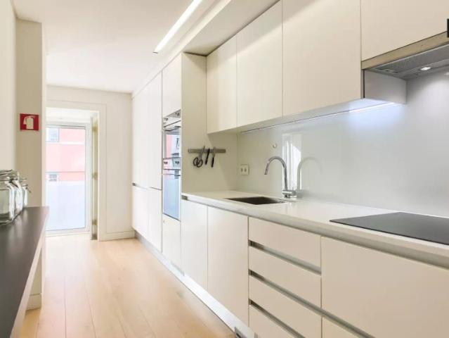 2 bedroom apartment with garage for rent in Saldanha, Lisbon