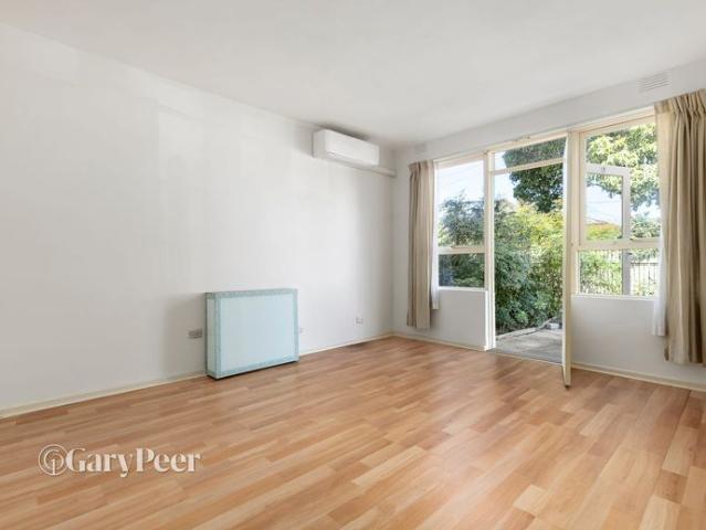 2 Bedroom Apartment with Large Courtyard!