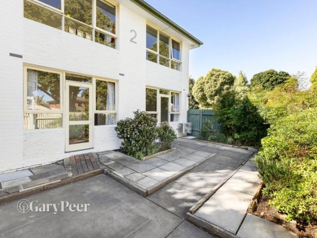2 Bedroom Apartment with Large Courtyard!