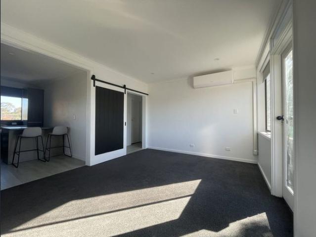 2 Bedroom Apartment with Large Garage/Storage