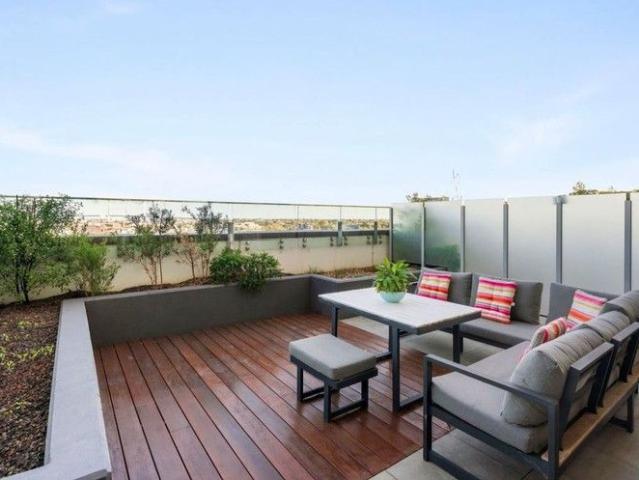 2 bedroom apartment with large terrace and deck!