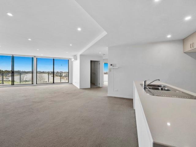 2 Bedroom Apartment With Stunning Lake Views!