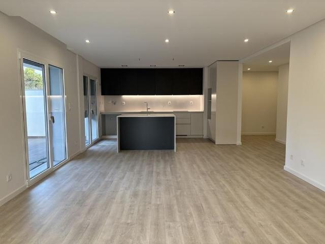 2 Bedroom Apartment with parking, Parede, Cascais