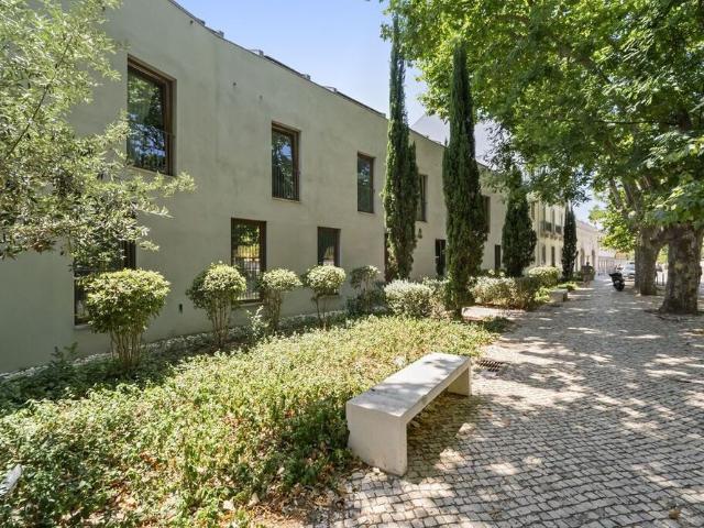 2 Bedroom Apartment with parking, Restelo, Lisboa