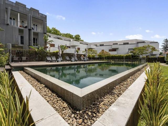 2 Bedroom Apartment with parking, Restelo, Lisboa
