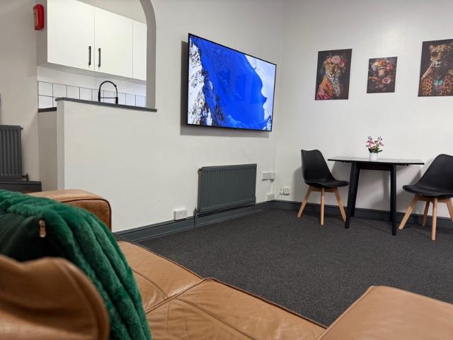 2 Bedroom Apartment with private Parking s118ar