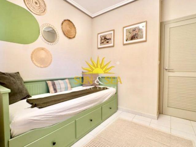 2 BEDROOM APARTMENT WITH TERRACE AND POOL, 400 METRES FROM THE BEACH IN TORREVIEJA