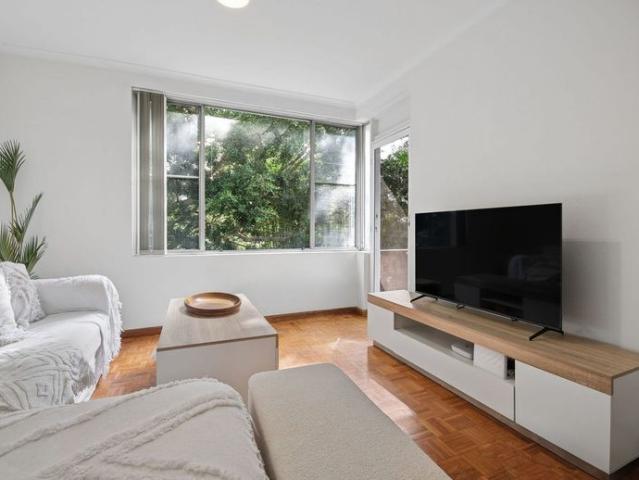 2 Bedroom Apartment with Undercover Parking in Newport