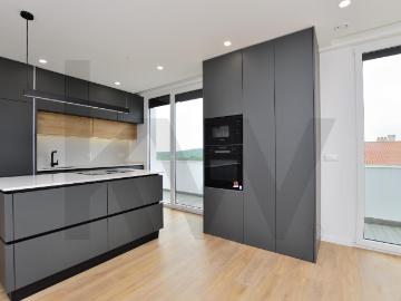 2 bedroom apartment, 94m2, brand new, equipped kitchen, balcony, rooftop with pool, Torres Vedras