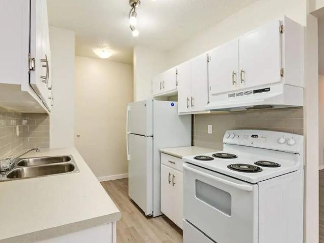 2 Bedroom at Hyland Manor