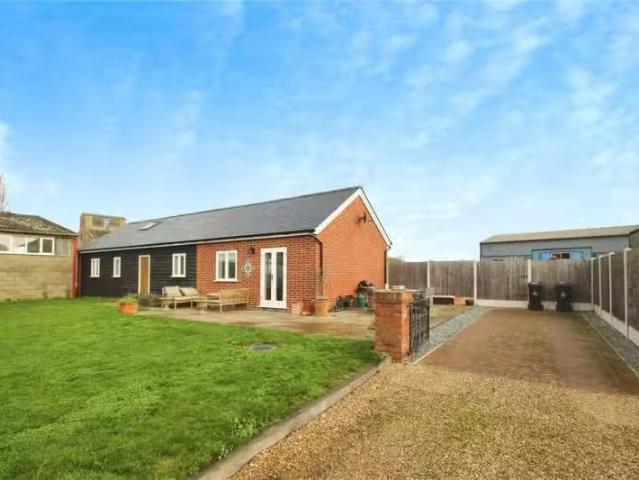 2 bedroom bungalow for rent in Lodge Farm, Old London Road, Wo.