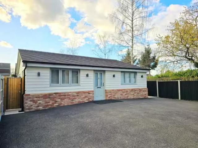 2 bedroom bungalow for rent in Southlands Road, Crays Hill, Bi.