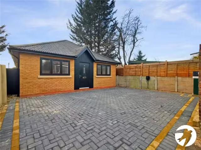 2 bedroom bungalow for rent in Pincott Road, Bexleyheath, DA6