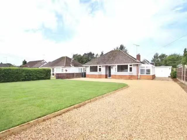 2 bedroom bungalow for rent in Woodlinken Drive, Verwood, Dors.