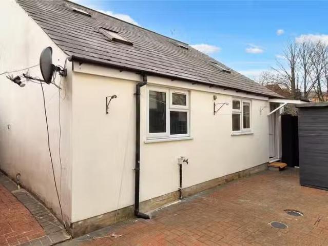 2 bedroom bungalow for rent in West Street, Erith, DA8