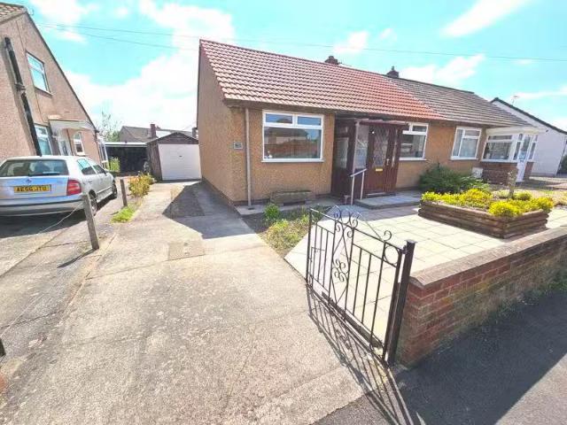 2 bedroom bungalow for rent in Vicarage Road, Hanham, Bristol.