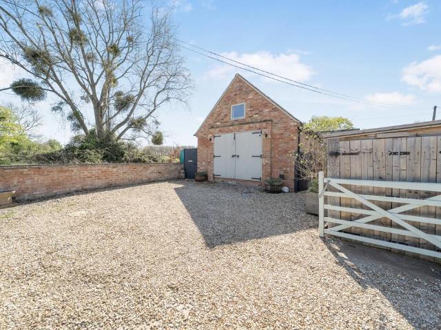2 bedroom detached house for sale