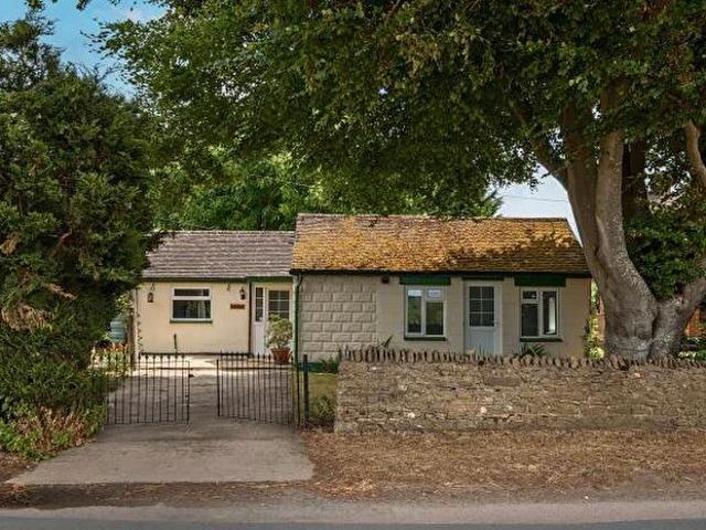 2 Bedroom Bungalow To Rent In Heyford Road, Bicester, OX25