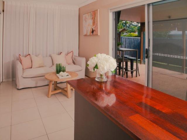 2 Bedroom Burleigh Retreat – Walk to James Street & the Beach